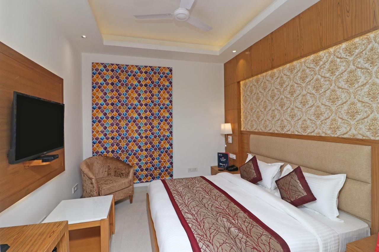 Capital O Hotel Star Inn Near Chhatarpur Metro Station New Delhi Bagian luar foto