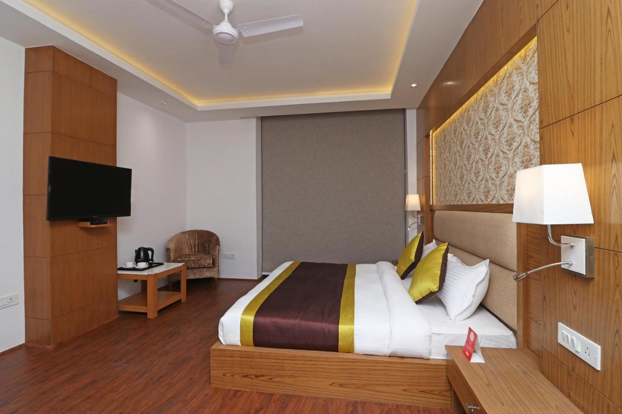 Capital O Hotel Star Inn Near Chhatarpur Metro Station New Delhi Bagian luar foto