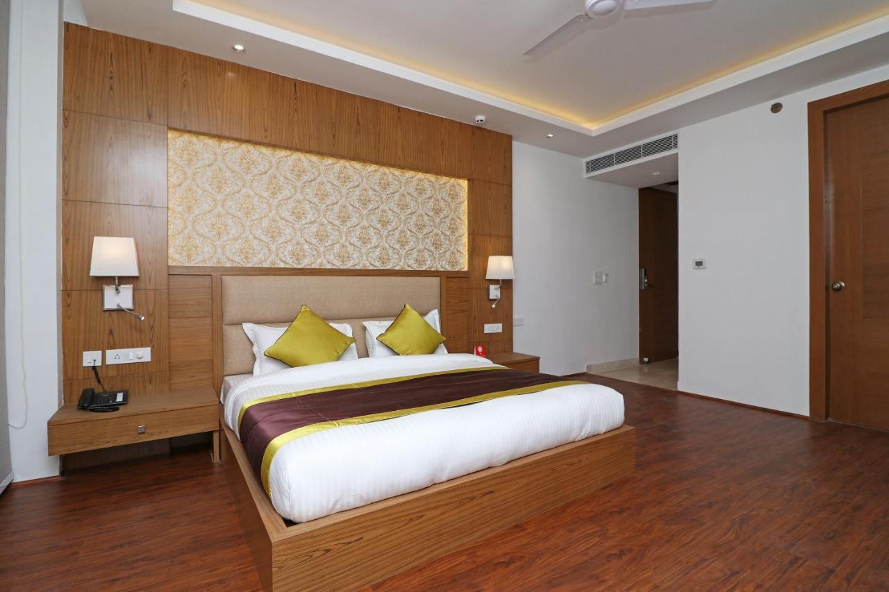 Capital O Hotel Star Inn Near Chhatarpur Metro Station New Delhi Bagian luar foto