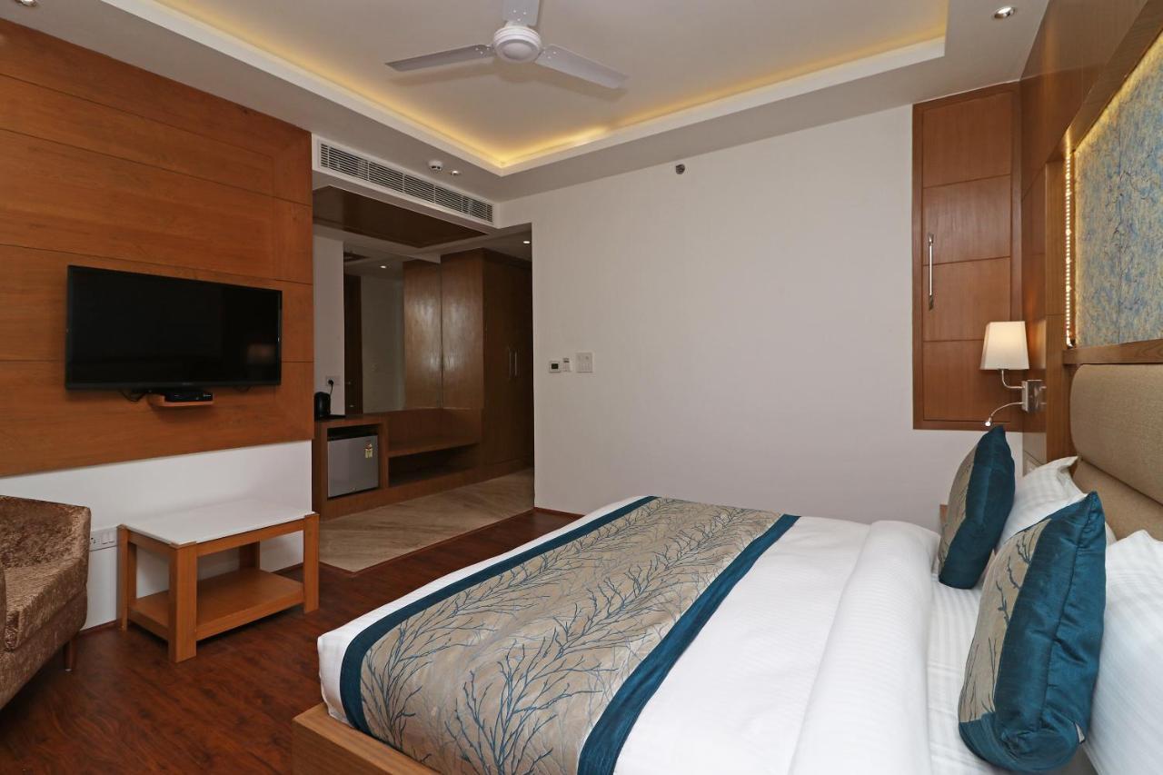 Capital O Hotel Star Inn Near Chhatarpur Metro Station New Delhi Bagian luar foto