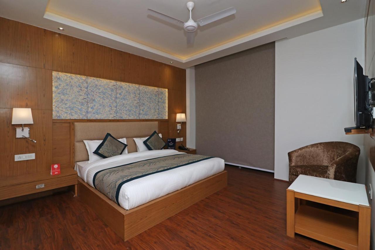 Capital O Hotel Star Inn Near Chhatarpur Metro Station New Delhi Bagian luar foto